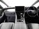 上質で落ち着いた印象のインパネ。視界も広々で運転しやすいです。