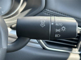 【オートライト(AUTO)】外の明るさをシステムが感知して、自動でヘッドライトが点灯します。ヘッドライトをつけ忘れを防ぐ便利機能です。