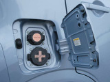 充電ポートリッドを開けると上側が普通充電ポート、下側が急速充電ポートになります。