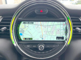 ●MINI純正ナビ:一体感のあるナビは、高級感ある車内を演出してくれます。Bluetooth再生などオーディオ機能も充実しておりますので、運転もより楽しめます♪