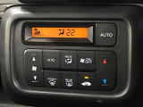 【オートエアコン】一度お好みの温度に設定すれば、車内の温度を検知し風量や温度を自動で調整。暑い&hellip;寒い&hellip;と何度もスイッチ操作をする必要はありません。快適な車内空間には必須の機能ですね♪