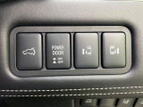 【両側パワースライドドア】スマートキーや運転席のスイッチで後席両側スライドドアの開閉が可能♪電動だから力を入れてドアを開ける必要が無く、小さなお子様でも簡単に開け閉めでき快適です♪