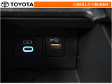 ポータブルオーディオなどの機器を接続して、車両のスピーカーで聞くことができます。