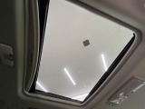 【ガラスルーフ】ガラスルーフ搭載で車内の解放感が一気にアップ!開放的なドライブをお楽しみいただけます。