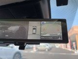【全方位カメラ】自車を真上から見下ろす視点をモニターに映す機能。駐車や離合時の死角を無くして安全を支えます。トヨタ名のパノラミックビュー等、現代の商談では外せない必須の安全装備です。