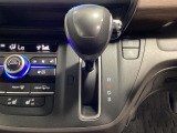 CVT車のセレクトレバーです。低速から高速まで、変速ショックのないスムーズな走りを実現するとともに、エンジン効率のよい領域を維持することで燃費にも貢献します。