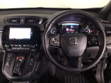 【ハンドル】運転にかかわる様々な操作を安全に行えるように視点移動が少なく操作性に配慮されたスイッチ類が凝縮されたコックピットです。