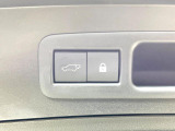 【パワーバックドア】スマートキーや運転席のボタンを押すだけでリアゲートが自動で開閉します!荷物を持っている時や、高い位置にあるバックドアを閉める際に便利な機能です♪