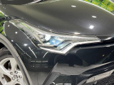 【LEDヘッドライト】悪天候や夜間走行時も良好な視界を確保し安心して運転できる高輝度LEDヘッドライトを装備!点灯速度が早く、消費電力も抑えられています。