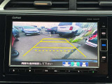 【バックモニター】後方の障害物や歩行者を確認できるバックモニター。狭い駐車場や混雑した場所でも安心して車を操作できます。