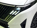 【LEDヘッドライト】悪天候や夜間走行時も良好な視界を確保し安心して運転できる高輝度LEDヘッドライトを装備!点灯速度が早く、消費電力も抑えられています。
