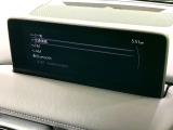 【10.25インチマツダコネクト】車内の雰囲気にマッチした大型ディスプレイ。スマホ接続でのナビ使用やBluetooth再生等、様々な機能が楽しめます。直感的なダイヤル操作が可能で、使い勝手も良好です。