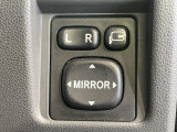 【電動格納ミラー】サイドミラーは電動格納式となっており、狭い駐車場でもキズがつくリスクを抑えられます。