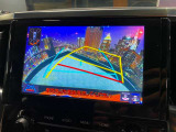 【バックカメラ】運転席から画面上で安全確認ができます。駐車が苦手な方にもオススメな便利機能です。