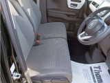 乗り心地の良いフロントシートです。足回りも広々としておりますので、長時間の運転も疲れづらいですよ。