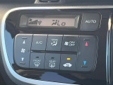 【オートエアコン】一度お好みの温度に設定すれば、車内の温度を検知し風量や温度を自動で調整。暑い&hellip;寒い&hellip;と何度もスイッチ操作をする必要はありません。快適な車内空間には必須の機能ですね♪