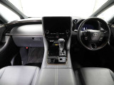 上質で落ち着いた印象のインパネ。視界も広々で運転しやすいです。