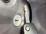 【キーレス】少し離れた場所からでもボタン一つでドアの開錠・施錠ができるのでとっても便利!ドアの鍵穴周りに傷をつけることもありません♪