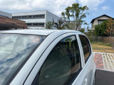 見落としがちな屋根もチェック。色ムラ・小キズ・へこみの有無や装備(ルーフレール等)も確認可能。