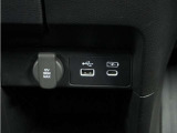 USB接続、12Vの電源ソケット。使いやすい場所に装備されています。