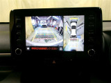 バックモニター付。車両後方の映像をナビ画面に表示し、駐車などの後退操作をサポートします。
