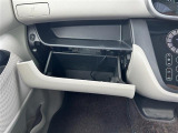 【グローブボックス】大容量のグローブボックスです!!車検証ケース他、日頃使う小物類の収納スペースもたくさんあります!