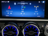 新しくなったセンターコンソールはスマートフォンを操作するような感覚でナビから車両の設定までが可能です。