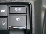【電子制御パーキングブレーキ】スイッチ操作でパーキングブレーキをオン/オフ。発進時、運転席のシートベルトが着用されている時アクセルを踏めば自動的に解除されます。