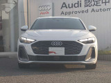 シングルフレームグリルはAudiの象徴的なデザイン要素であり、一目でAudiとわかるスタイル、大きくて迫力のある形状が車のスポーティな印象を強調しており、魅力的なデザインとなっています。
