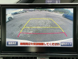 大型画面で確認できるガイド付きバックカメラです。商業施設や立体駐車場、夜間の後方確認に役立ちます。