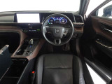 革巻きステアリングで快適な操作性の運転席です。