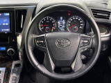 インテリアに合わせたデザインのステアリングは、運転される方のことも考え、運転しやすい形状、大きさです。是非一度、実際に触ってお確かめください。