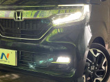 【LEDヘッドライト】悪天候や夜間走行時も良好な視界を確保し安心して運転できる高輝度LEDヘッドライトを装備!点灯速度が早く、消費電力も抑えられています。