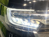 【LEDヘッドライト】悪天候や夜間走行時も良好な視界を確保し安心して運転できる高輝度LEDヘッドライトを装備!点灯速度が早く、消費電力も抑えられています。