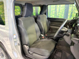 運転席まわりには十分なスペースがあり、大柄な方でもゆったり運転していただける環境です。