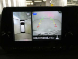 これが【アラウンドビューモニター】上空から見下ろしているかのような映像を映し出して、スムーズな駐車をアシスト