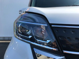【LEDヘッドライト】悪天候や夜間走行時も良好な視界を確保し安心して運転できる高輝度LEDヘッドライトを装備!点灯速度が早く、消費電力も抑えられています。