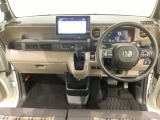 車内は光触媒抗菌消臭施工済です。インパネ周りはスタイリッシュなデザインで機能や装備も充実しています。グローブボックスやカップホルダーのほかにトレーなどたくさんの収納スペースが付いています。
