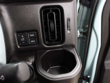 運転席のカップホルダーはエアコンの吹き出し口にありますので冷やしたり温めたりすることが出来ます☆