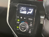 【オートエアコン】一度お好みの温度に設定すれば、車内の温度を検知し風量や温度を自動で調整。暑い&hellip;寒い&hellip;と何度もスイッチ操作をする必要はありません。快適な車内空間には必須の機能ですね♪