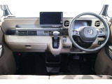 操作性に優れた運転席となります!小物入れや各ボタンの配置にこだわり、使いやすいです!座り心地もよく視認性も良好なのでロングドライブもお任せ下さい!
