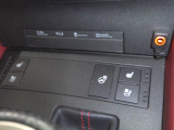 車内で快適にお過ごしいただくための装備として、ステアリングヒーター、シートヒーター、シートベンチレーションを搭載しています。