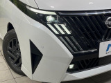 【LEDヘッドライト】悪天候や夜間走行時も良好な視界を確保し安心して運転できる高輝度LEDヘッドライトを装備!点灯速度が早く、消費電力も抑えられています。
