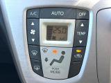 【オートエアコン】一度お好みの温度に設定すれば、車内の温度を検知し風量や温度を自動で調整。暑い&hellip;寒い&hellip;と何度もスイッチ操作をする必要はありません。快適な車内空間には必須の機能ですね♪