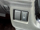 運転席のシートヒーターが付いています。