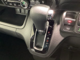 インパネシフトを採用しているので、前席の足元も広々としています。運転席と助手席の行き来もスムーズです!