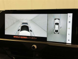 パノラミックビューモニターを装備。駐車場や交差点でクルマを真上から見るように周囲を確認できます。機能の詳細は販売店スタッフまでおたずねください。
