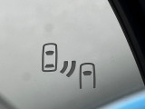 【ブラインドスポットモニター】走行中、ドアミラーの死角になりやすい箇所に後続車が接近するとサイドミラーのレンズに警告を表示!ドライバーに注意喚起をしてくれます。