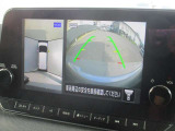 自車を真上から見下ろすように映し出すので周囲の状況が分かるアラウンドビューモニター搭載。フロントカメラとしても使用できます。車庫入れなど苦手な人の頼りになる助っ人です。