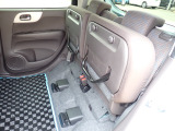 ◆チップアップ&ダイブダウン機構付【ULTR SEAT】は後席座面を左右分割で跳ね上げることができます。トランクで積載できない背の高い荷物をラクラク収納できます。ホンダ車ならではの人気装備です。
